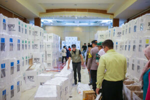 Wali Kota Bogor, Bima Arya bersama Kapolresta Bogor Kota, Kombes Pol Bismo Teguh Prakoso, Dandim 0606/Kota Bogor, Kolonel Inf Fikri Ferdian, Ketua KPU Kota Bogor, Muhammad Habibi Zaenal Arifin, Ketua Badan Pengawas Pemilu (Bawaslu) Kota Bogor, Herdiyatna meninjau gudang logistik KPU di GOW, Jalan Jenderal Sudirman, Kota Bogor, Sabtu (3/2/2024).