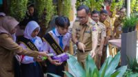 Wali Kota Bogor, Bima Arya bersama Kepala Dinas Kesehatan (Kadinkes) Kota Bogor, Sri Nowo Retno dan Duta Jumantik (Juru Pemantau Jentik) melaksanakan Gertak PSN di SMPN 3 Kota Bogor. (Foto: Dok Pemkot Bogor)