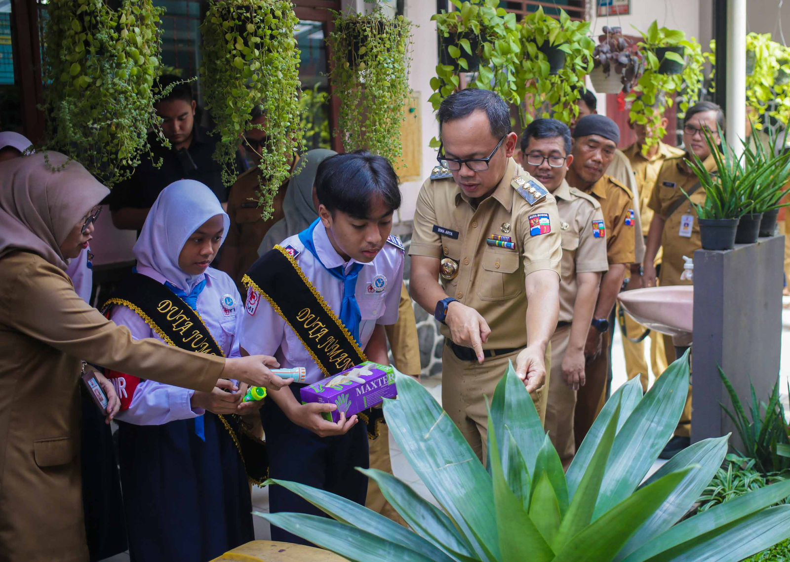 Wali Kota Bogor, Bima Arya bersama Kepala Dinas Kesehatan (Kadinkes) Kota Bogor, Sri Nowo Retno dan Duta Jumantik (Juru Pemantau Jentik) melaksanakan Gertak PSN di SMPN 3 Kota Bogor. (Foto: Dok Pemkot Bogor)